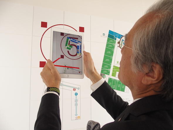 案内板の階数を示す部分にARマーカーが組み込まれている。生徒たちが授業の教室を調べるのはもちろん、来客もこの機能を活用している