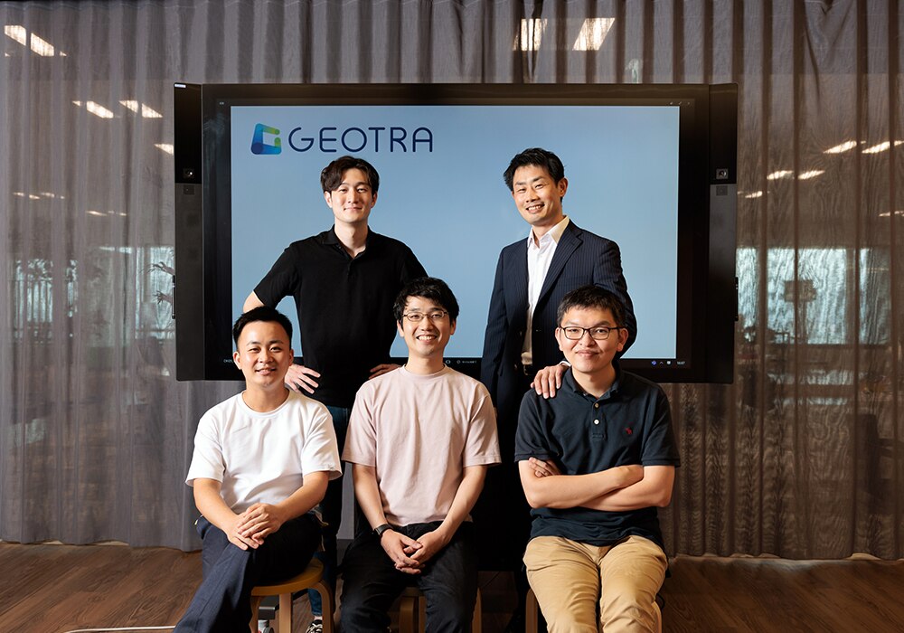 GEOTRAのコアメンバー一同 二列目左 : 陣内様、同右 : 鈴木氏、一列目左:小島様、同中央 : 森山氏、同右 : 若井氏