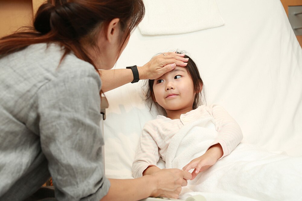 子どもを看病する親