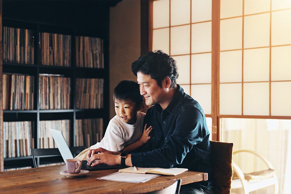 育児休暇を取り子どもと一緒に過ごす親