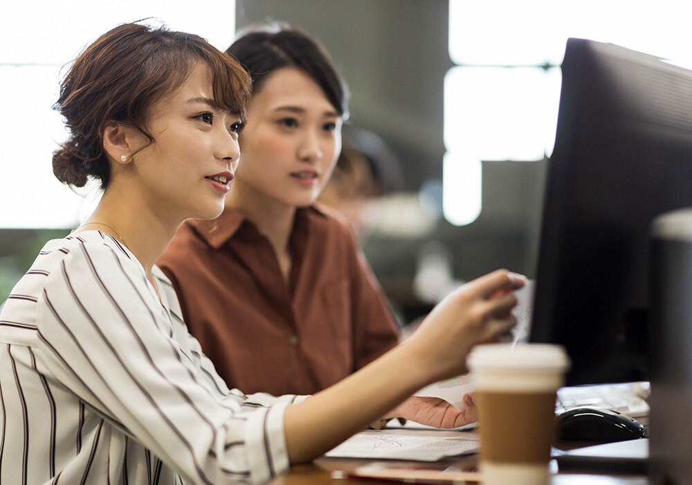 生成AIを用いて業務を進めるビジネスパーソン