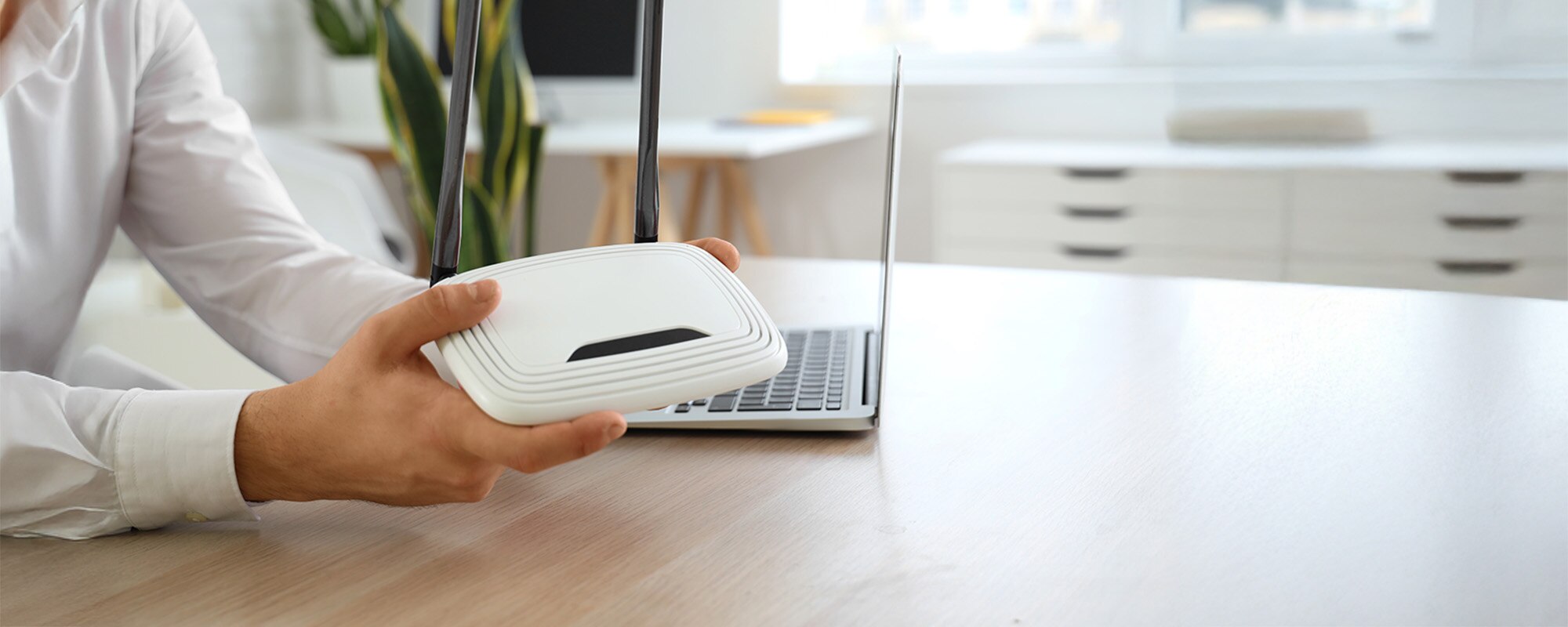 オフィス内のWi-Fiを調べるビジネスマン