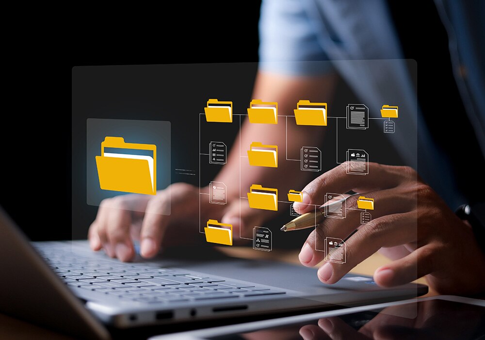 緊急時にファイル操作をするビジネスパーソン