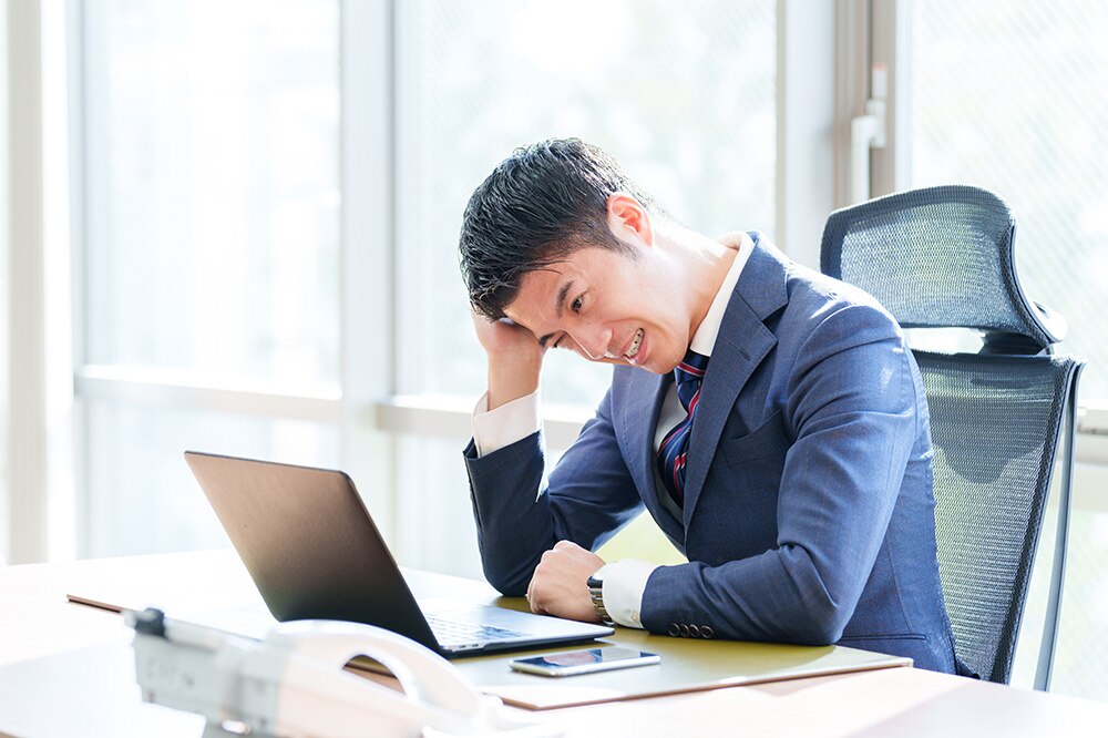 PCで通知が来ないことに困っているビジネスマン