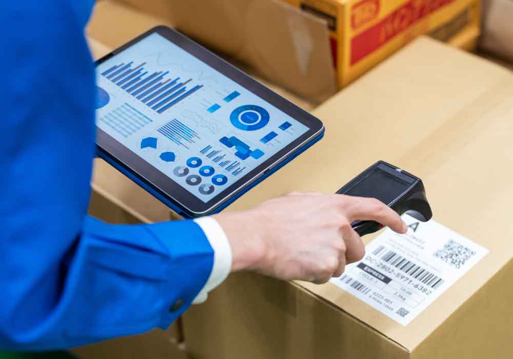 QRコードを使用して在庫管理をする人のイメージ