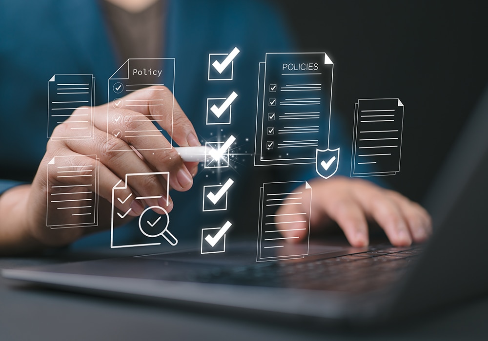 ペンでチェックマークをつけながら、書類とポリシーを確認しているイメージ画像
