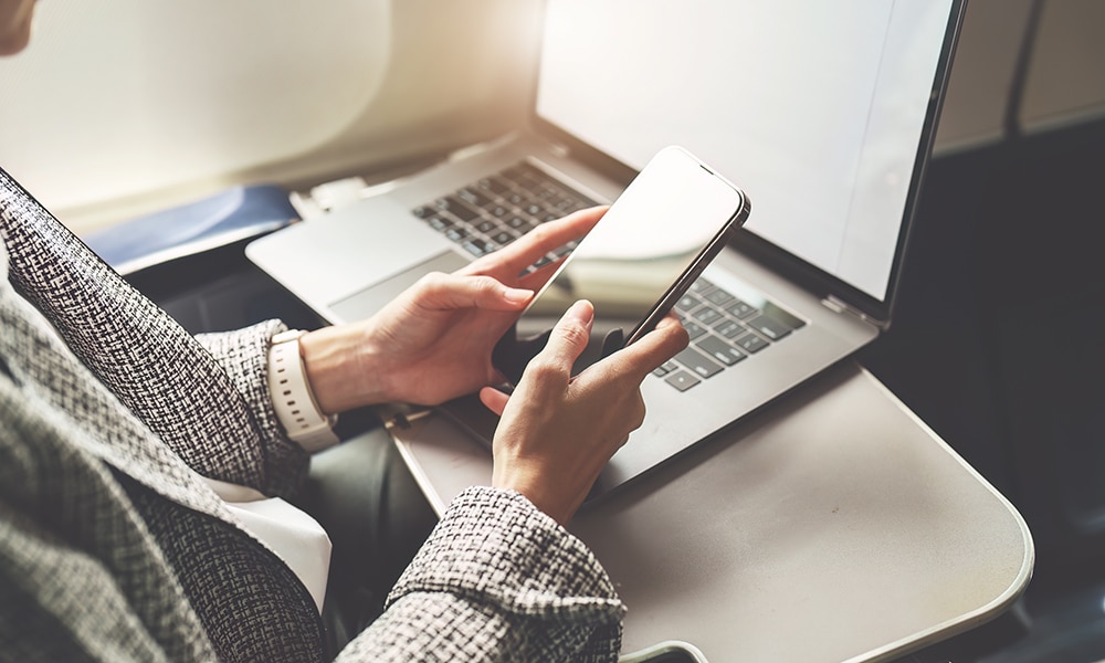 端末でデータローミングを設定する人のイメージ画像