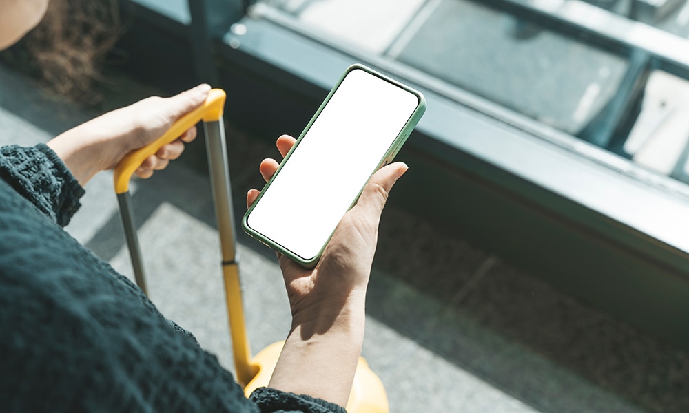 端末で対応エリアを確認する人のイメージ画像