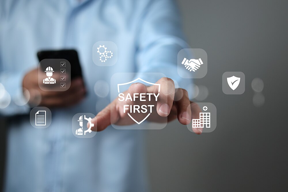 安全第一を示すアイコンとビジネスマン