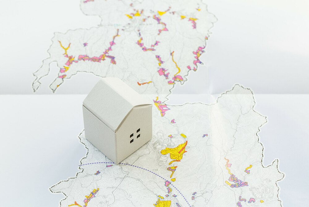 地図と模型の家の画像