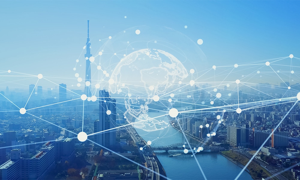 地球を囲むネットワーク線が描かれた都市上空の風景