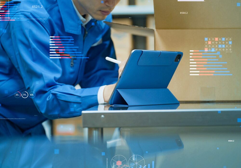 倉庫でタブレットを使う作業員とネットワークのイメージ画像