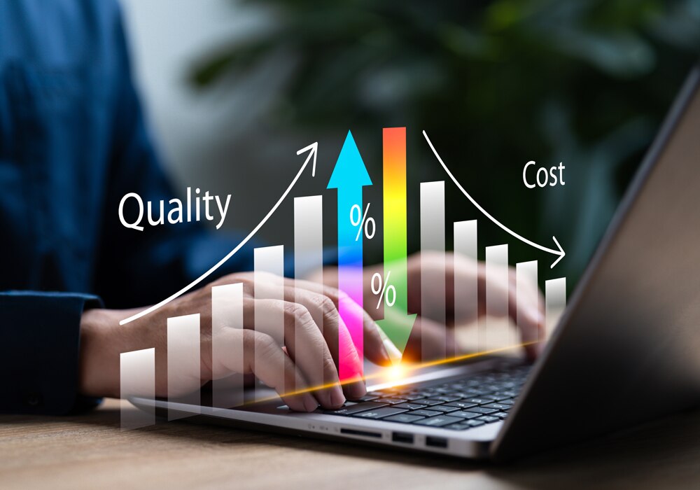 ビジネスマンがノートパソコンでデータ分析を行っているイメージ画像