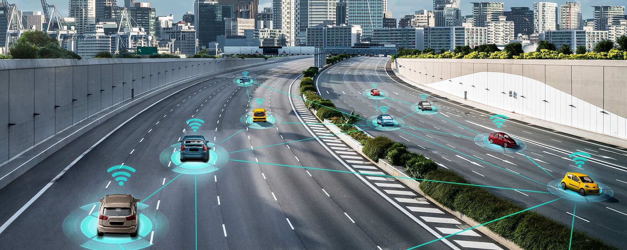 自動運転車両が走行する高速道路の風景。各車両の周囲には通信を示すアイコンが描かれ、都市の景観が背景に広がっている。